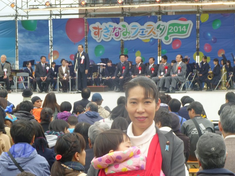 すぎなみフェスタ2014、後ろでは斉藤常男議長が挨拶をされています！
