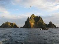 竹島の女島と男島