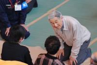 東日本大震災で被害にあった南三陸町の避難所で，被災者の方々を励まされる陛下