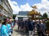 馬橋小学校を巡行する神社大神輿